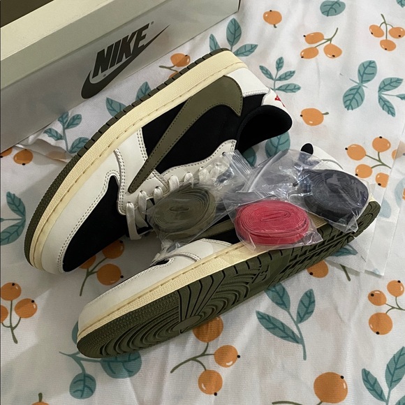 Jordan 1 Retro OG x Travis Scott Low Sneakers - Picture 3 of 9